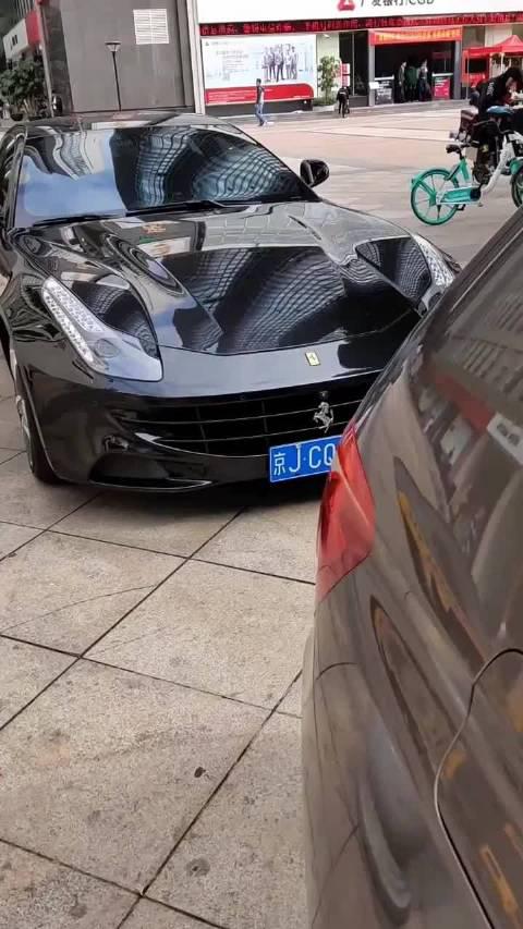 非常少见的法拉利旅行车，外观非常帅气