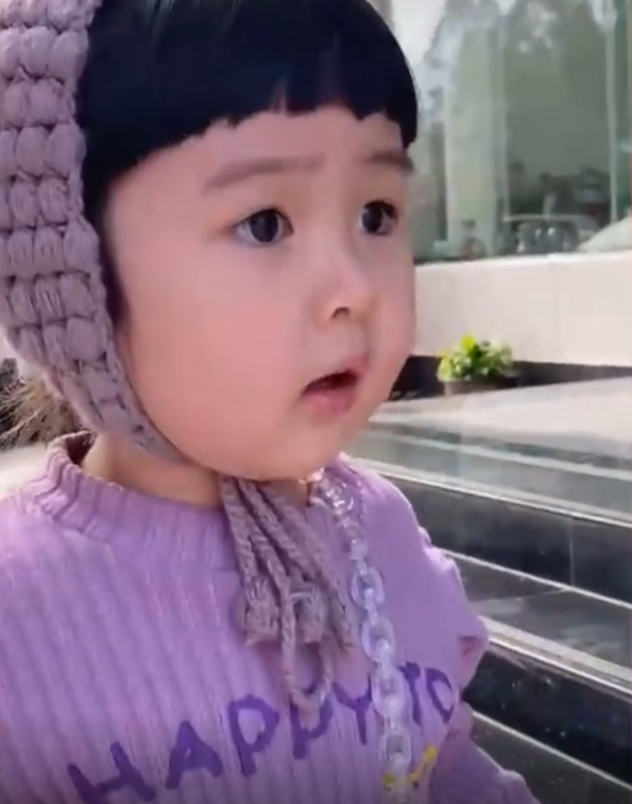 小女孩放烟花,几番试探不敢靠近点燃,网友:像极了我炒菜的样子 小女孩放烟花,几番试探不敢靠近点燃,网友:像极了我炒菜的样子