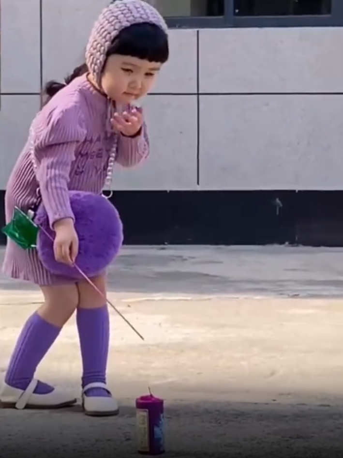 小女孩放烟花,几番试探不敢靠近点燃,网友:像极了我炒菜的样子 小女孩放烟花,几番试探不敢靠近点燃,网友:像极了我炒菜的样子