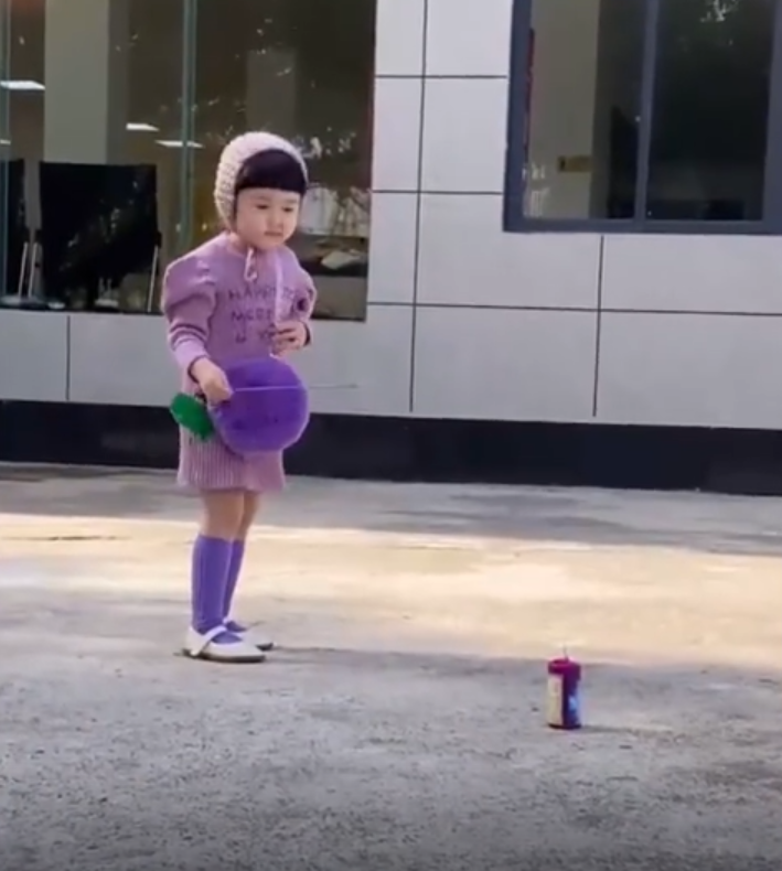 小女孩放烟花,几番试探不敢靠近点燃,网友:像极了我炒菜的样子 小女孩放烟花,几番试探不敢靠近点燃,网友:像极了我炒菜的样子