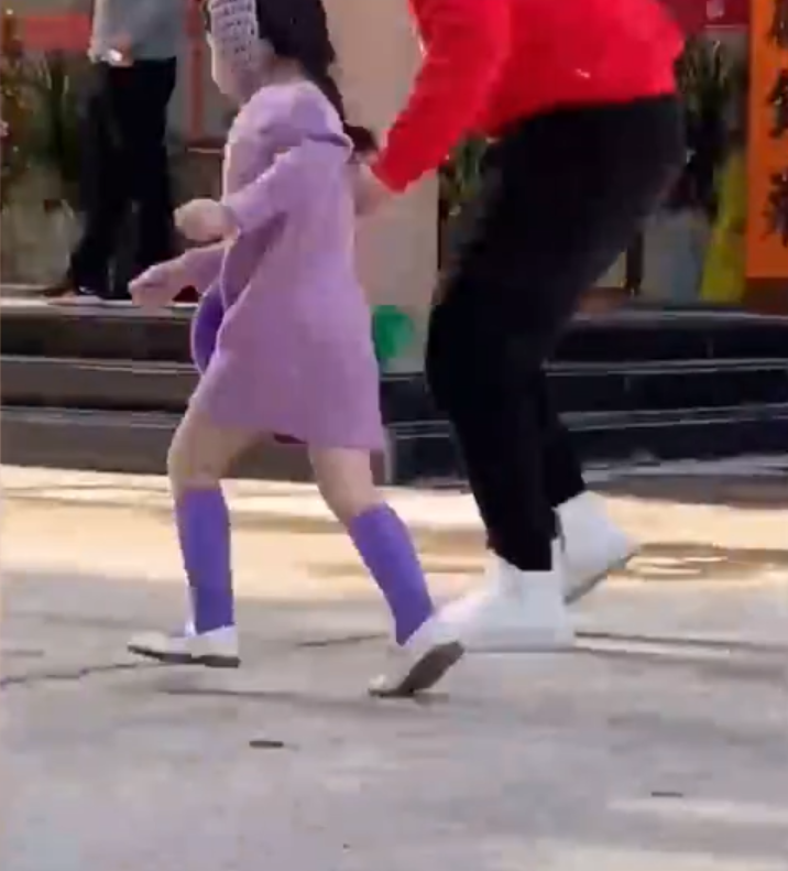 小女孩放烟花,几番试探不敢靠近点燃,网友:像极了我炒菜的样子 小女孩放烟花,几番试探不敢靠近点燃,网友:像极了我炒菜的样子