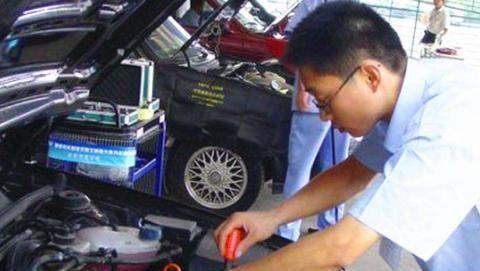 发动机动力变弱,同时油耗上升为啥?修车工：没保养过这个吧?