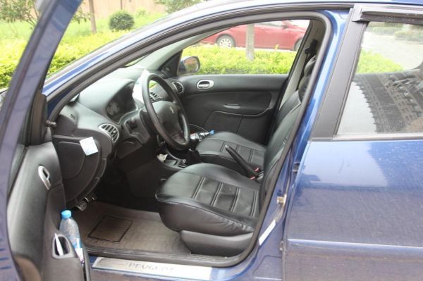 车内清洁别只用毛巾擦了，这几种方法让车辆光亮如新，天天开新车