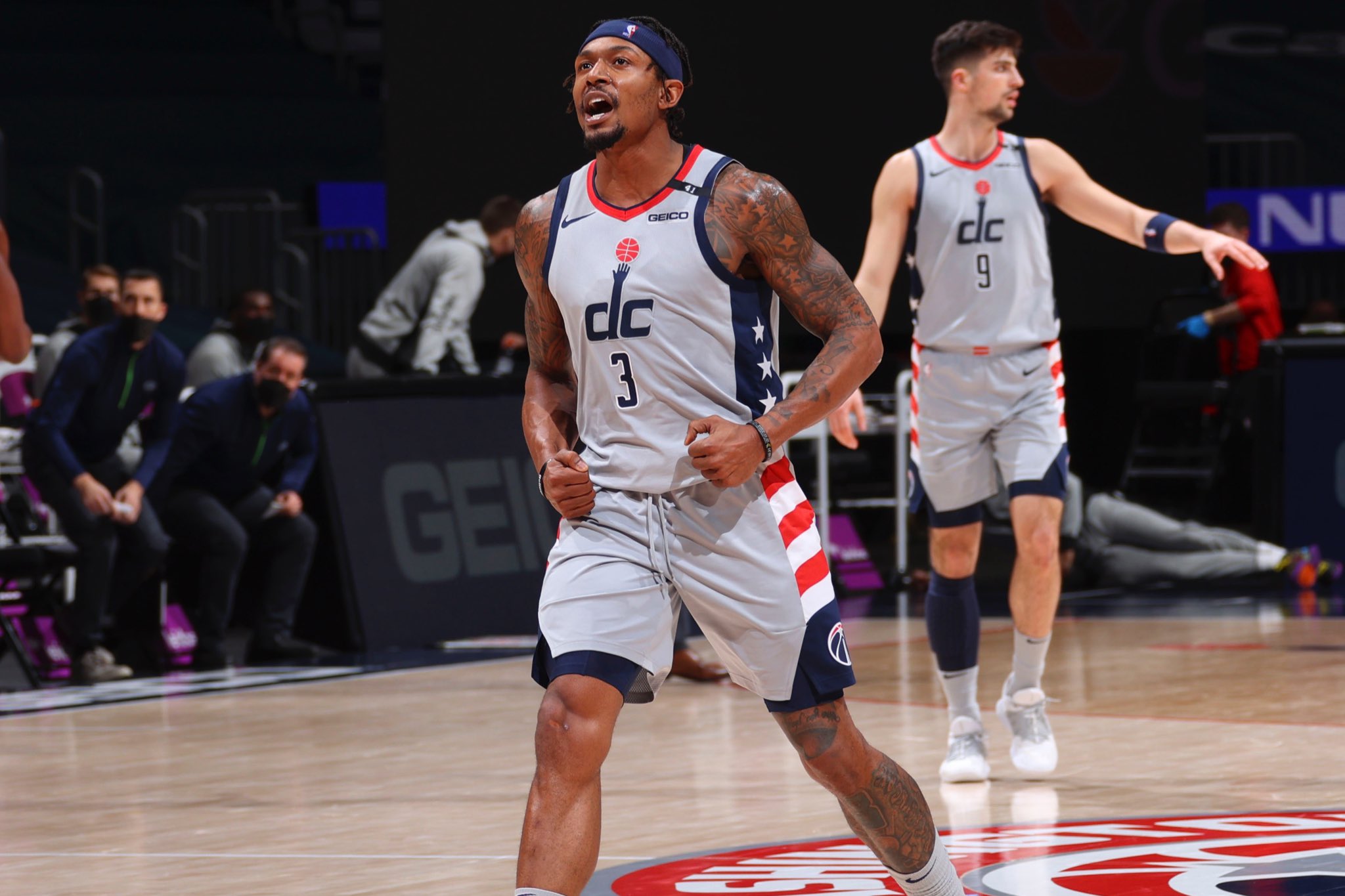 末节连得8分锁定胜局展现超级巨星本色