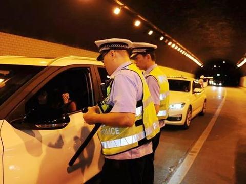 忘记续保，导致汽车“脱保”了，开车交保险的路上出事谁负责？