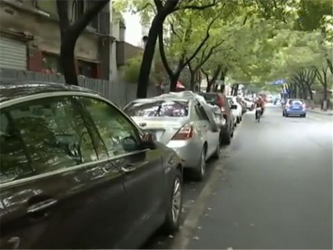 男子把车停到路边车位，车衣无端被掀掉，工作人员称影响市容！