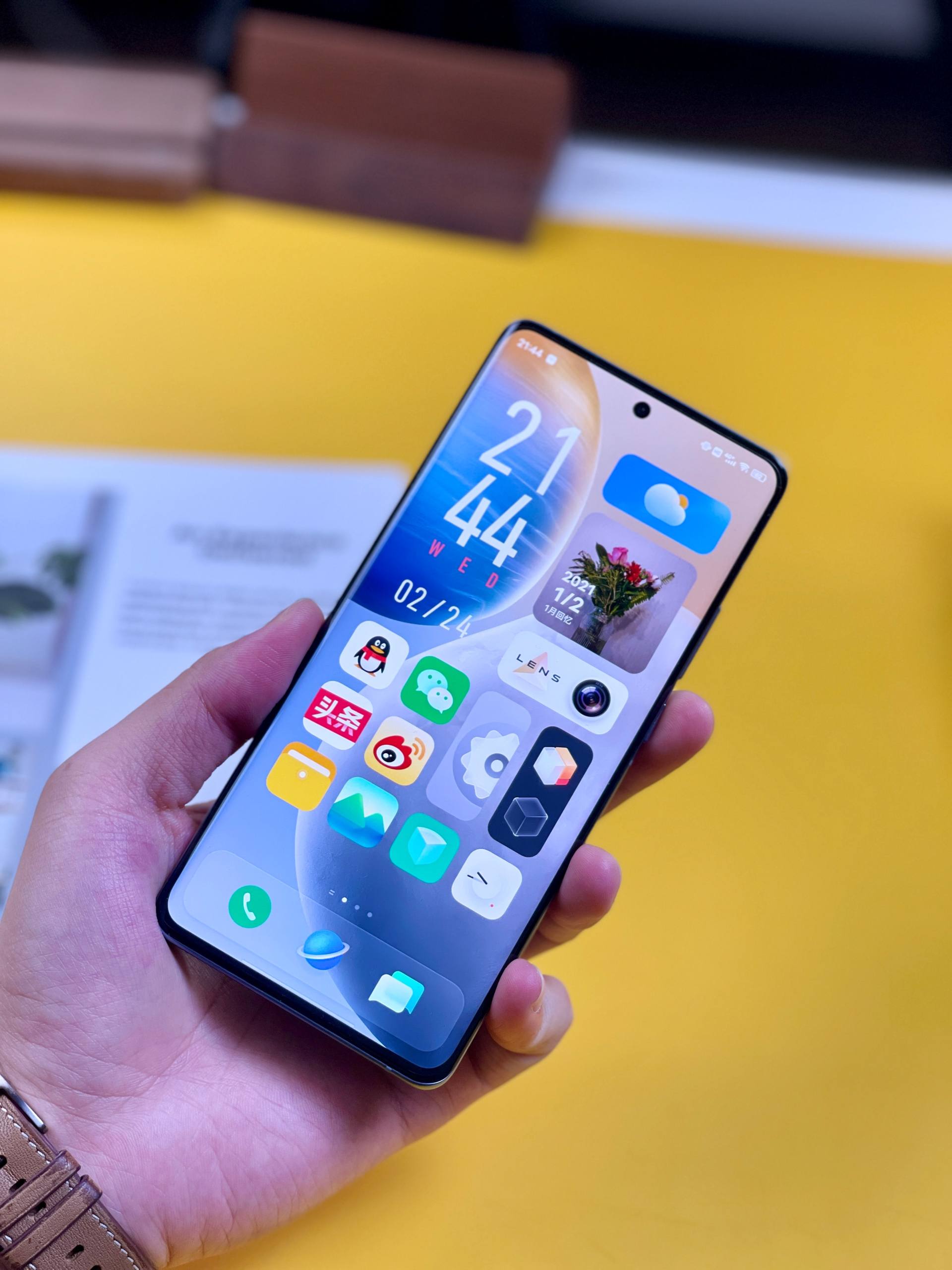 vivox60广告图片,vivox60图片x60s vivox60pro就搭载了一块极点全面屏不仅将上下边框做到了极窄
