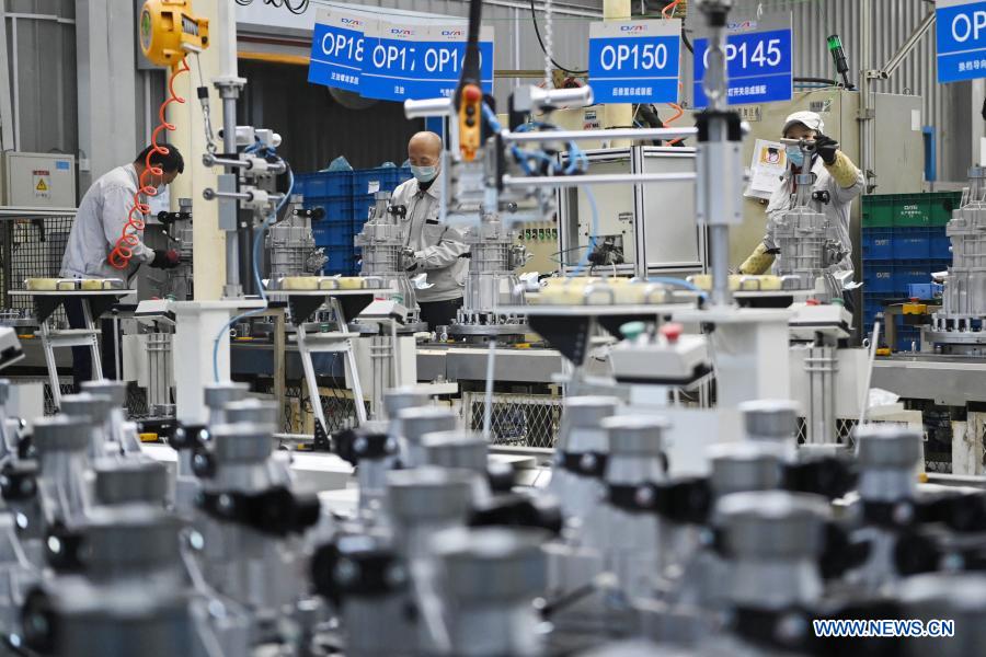 Workers operate at a workshop of the Dongan Auto Engine Co., Ltd. in Harbin City of northeast China's Heilongjiang Province, March 2, 2021. The Dongan Auto Engine Co., Ltd. sold 71,300 automotive engines in the first two months of 2021, up by 85.18 percent year-on-year, marking a benign start. (Xinhua/Wang Jianwei)