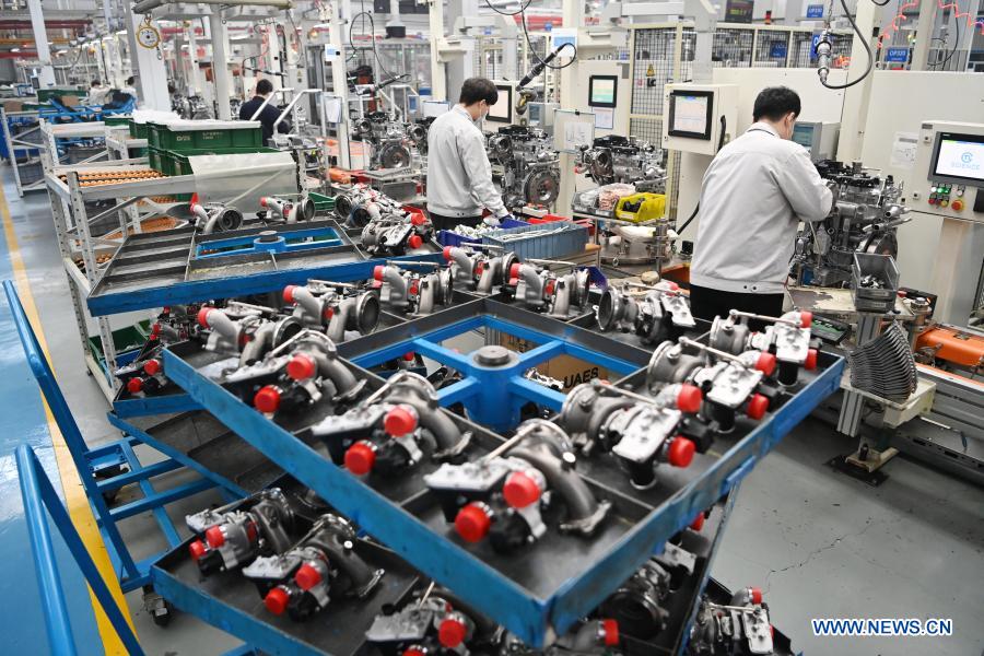 Workers operate at a workshop of the Dongan Auto Engine Co., Ltd. in Harbin City of northeast China's Heilongjiang Province, March 2, 2021. The Dongan Auto Engine Co., Ltd. sold 71,300 automotive engines in the first two months of 2021, up by 85.18 percent year-on-year, marking a benign start. (Xinhua/Wang Jianwei)