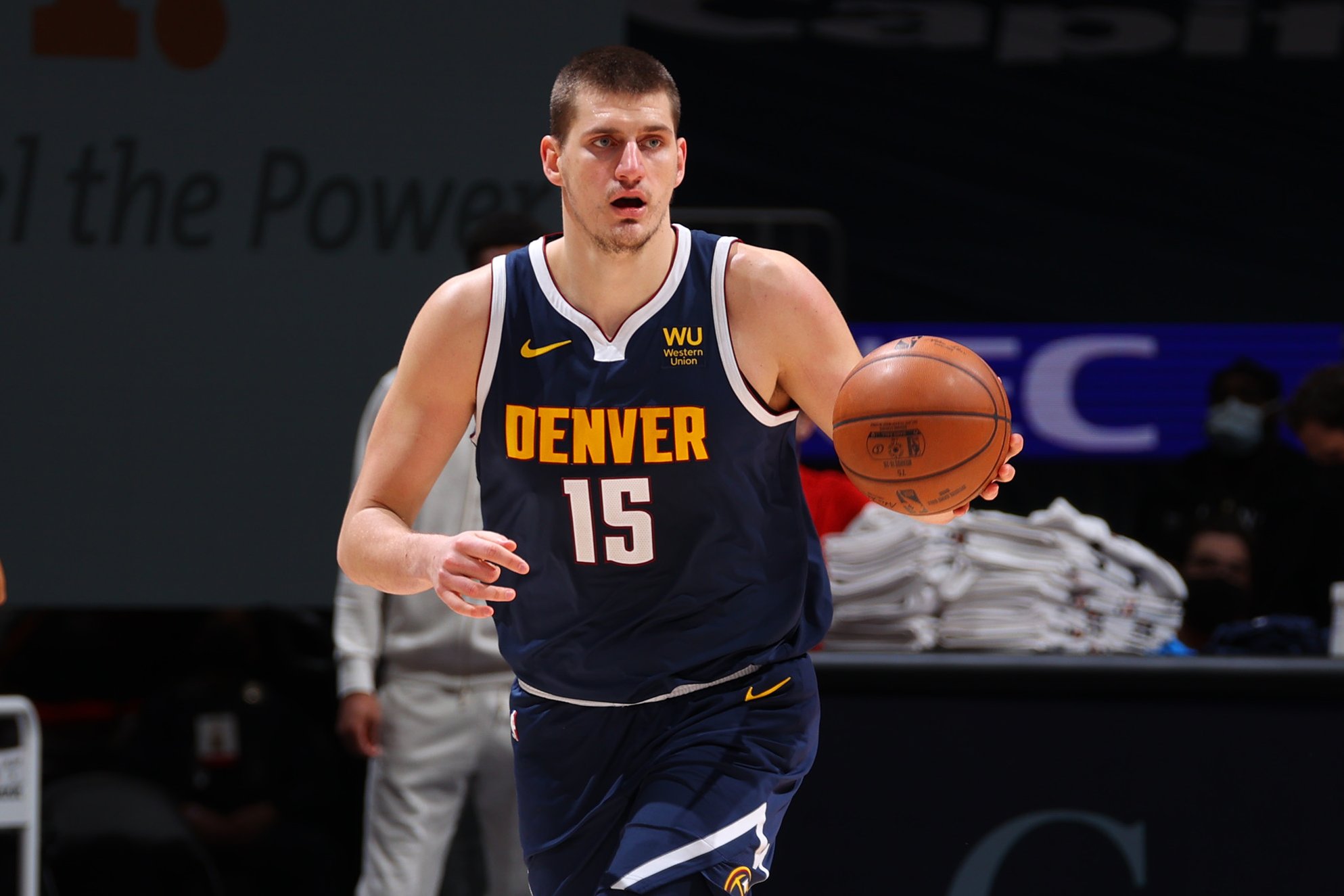 约基奇对阵巴特勒巨星对决热火掘金争霸成色检验关键时刻