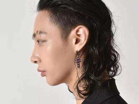 狼尾式就是一款前短后长的发型,正常男生发型后颈都会剃上去或者剪得
