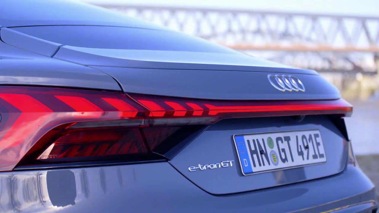 全新奥迪电动e-tron GT，这个灯一如既往的亮