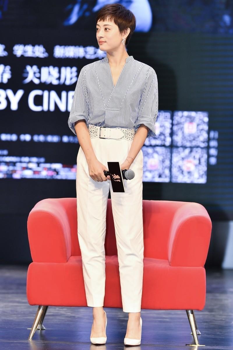 孙俪的气质一般人还真比不上！穿衬衫配小白裤，邓超也太有眼光了