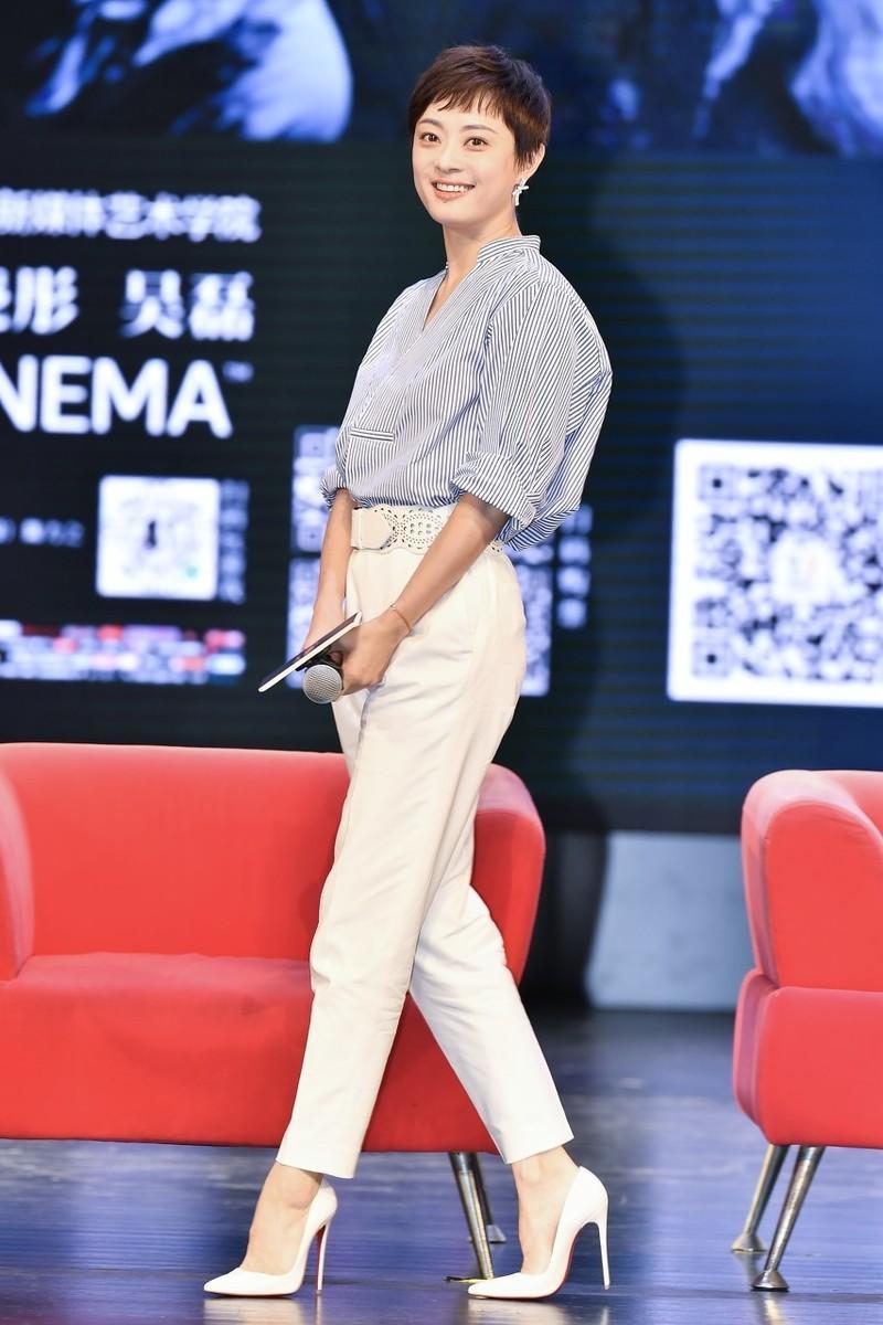 孙俪的气质一般人还真比不上！穿衬衫配小白裤，邓超也太有眼光了
