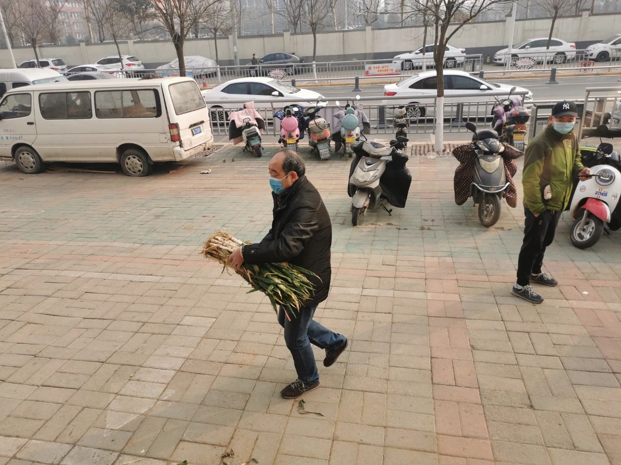 老人病倒路上 只有他毫不犹豫上前扶起_手机凤凰网