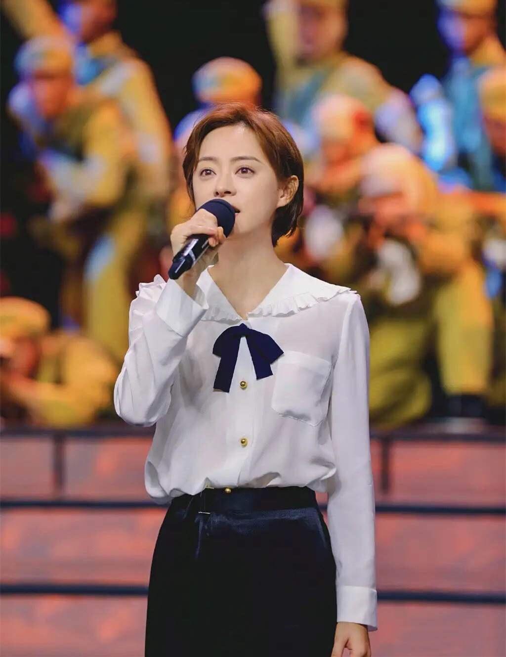 孙俪的气质一般人还真比不上！穿衬衫配小白裤，邓超也太有眼光了