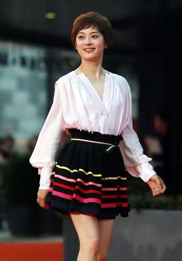 孙俪的气质一般人还真比不上！穿衬衫配小白裤，邓超也太有眼光了