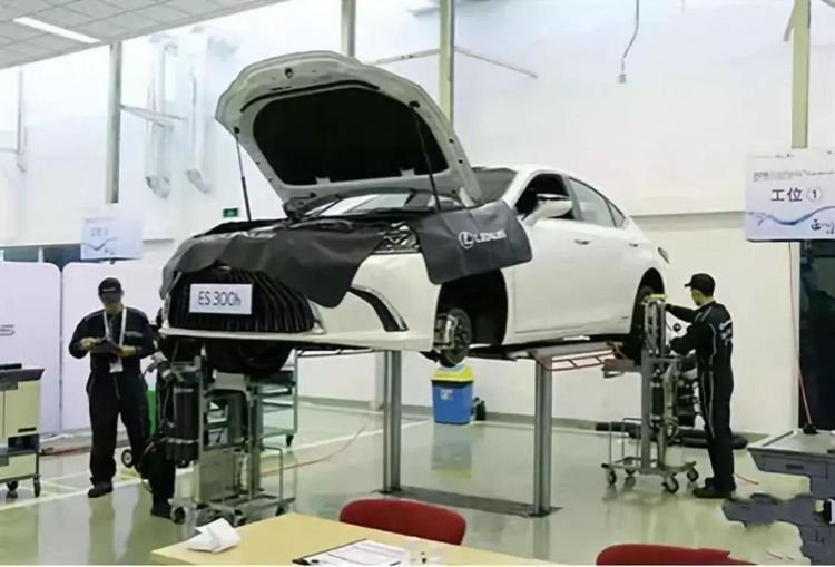 去4S店保养换机油时，车主最好不要离开车辆，早知道才不会吃亏