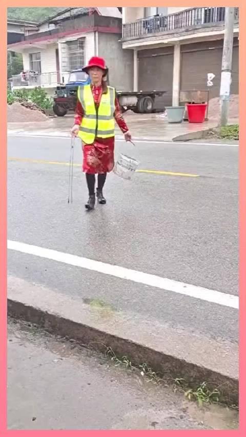 不要小看人，至少人家知道自己怎么去挣钱，这样不好吗？