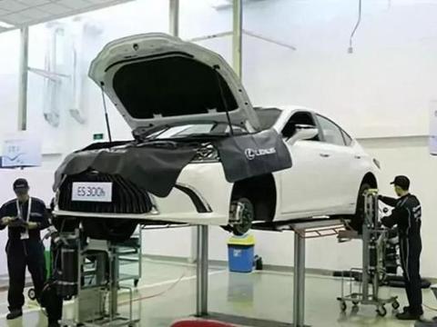 去4S店保养换机油时,车主千万不要离开车辆,早知道才不会吃亏!