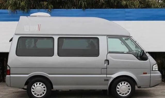 新款马自达房车,车长仅4.2米内部能住4人,有小客厅也能做饭