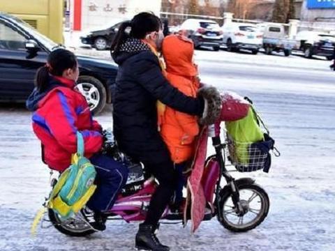 “接娃电动车”来了,不限载又安全还便宜,家长：接娃难题解决了