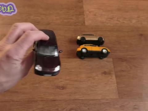 展示不同颜色的玩具汽车