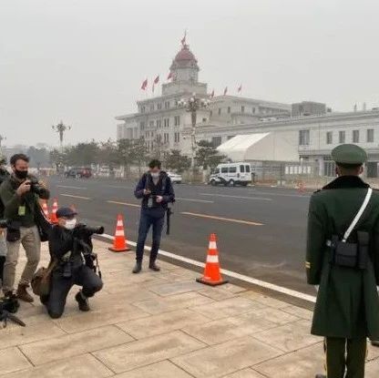 “奋斗”中拍摄的中国武警照片每张售价499美元|推特|徐泽宇|装甲_新浪新闻