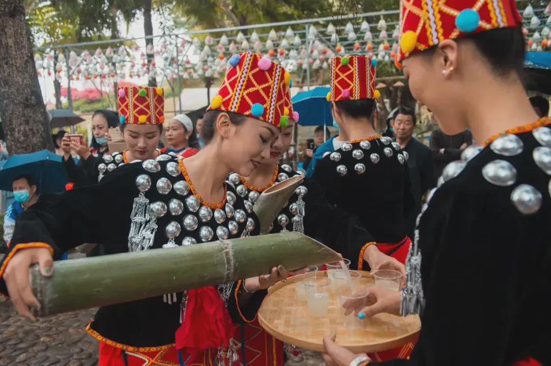 是景颇族最盛大的传统节日,"目瑙纵歌"翻译成汉语意是"大家一起来跳舞