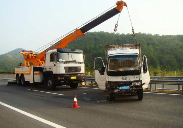 高速上遇到天价拖车费,别傻傻给钱,交警:他们都怕你打一个电话休闲区蓝鸢梦想 - Www.slyday.coM 高速上遇到天价拖车费,别傻傻给钱,交警:他们都怕你打一个电话休闲区蓝鸢梦想 - Www.slyday.coM