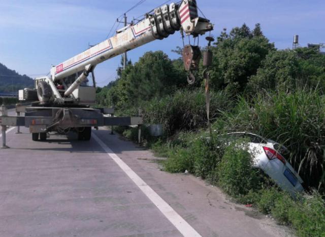 高速上遇到天价拖车费,别傻傻给钱,交警:他们都怕你打一个电话休闲区蓝鸢梦想 - Www.slyday.coM 高速上遇到天价拖车费,别傻傻给钱,交警:他们都怕你打一个电话休闲区蓝鸢梦想 - Www.slyday.coM