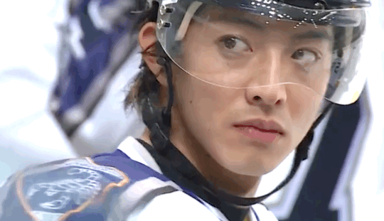 同款冰球服造型 粉丝都说肖战像木村拓哉 果然帅哥都是相似的