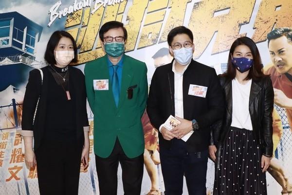 “豪门太太”郭晶晶衣品在线，黑色皮衣搭半身裙亮相，优雅大气