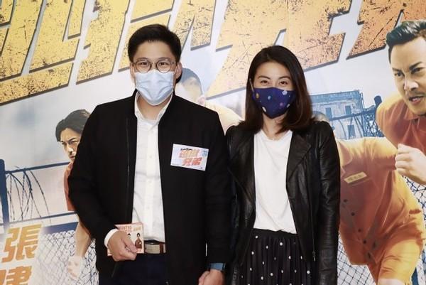 “豪门太太”郭晶晶衣品在线，黑色皮衣搭半身裙亮相，优雅大气