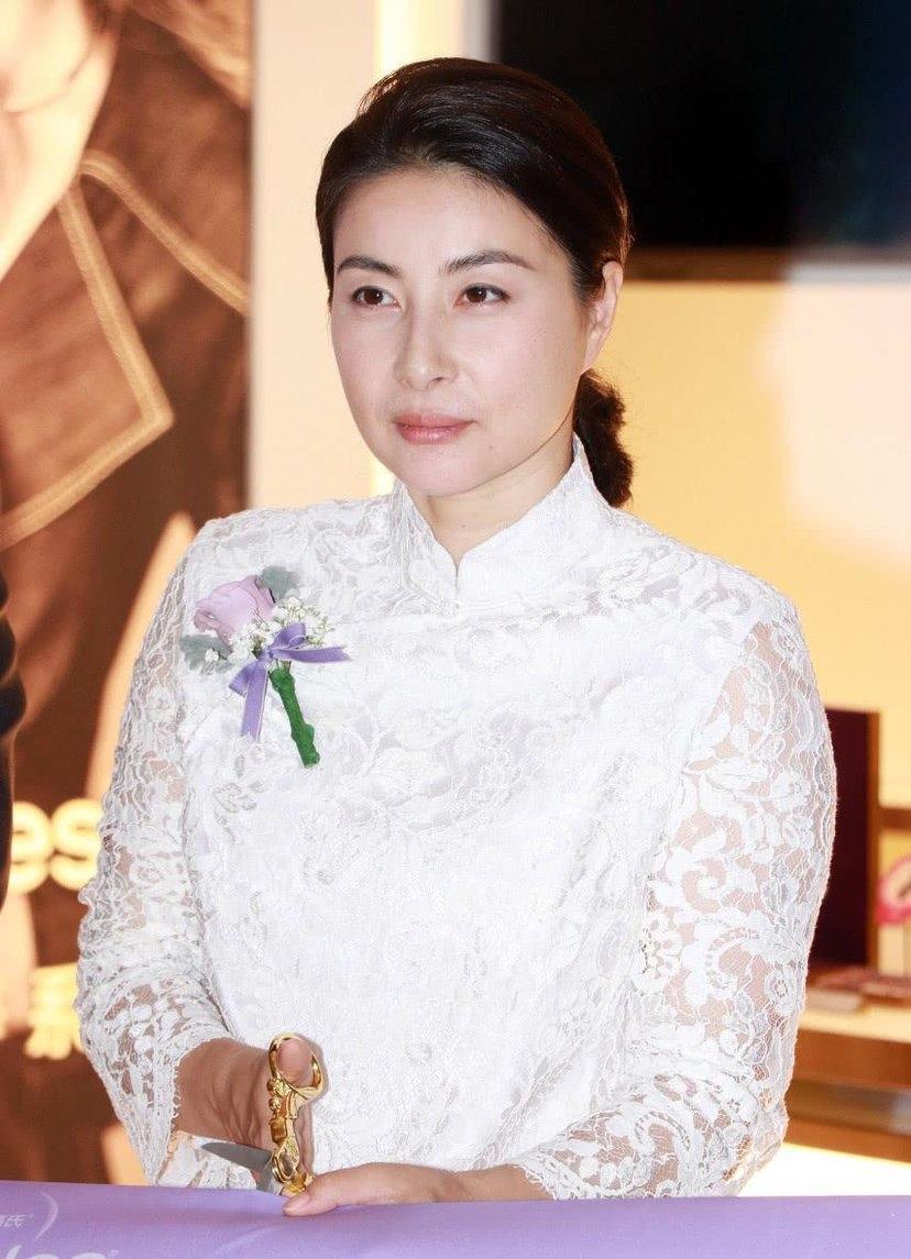 “豪门太太”郭晶晶衣品在线，黑色皮衣搭半身裙亮相，优雅大气