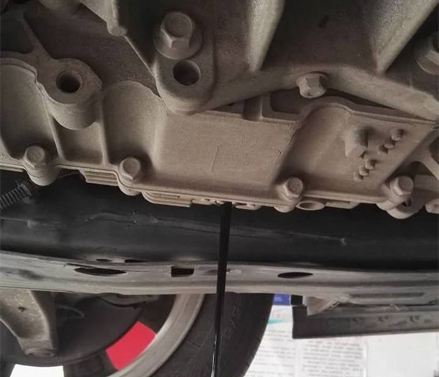 自动变速箱油多久换一次？更换前需要清洗一下吗？