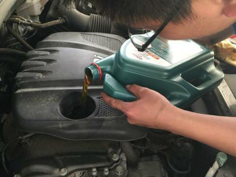 每次保养都剩一点机油，能带走下次再用吗？