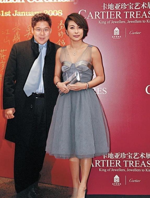 “豪门太太”郭晶晶衣品在线，黑色皮衣搭半身裙亮相，优雅大气