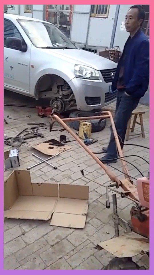 这辆汽车今天过来保养轮胎，开车不注意轮胎就容易出问题！