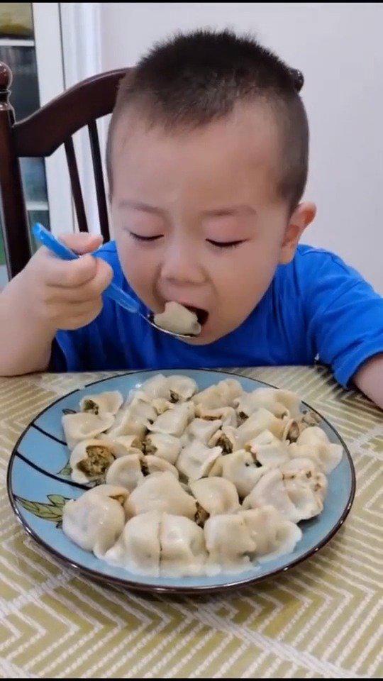 儿子太喜欢吃饺子了，那么一大盘，竟全吃完了！