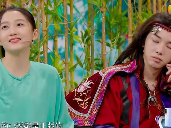 关晓彤上台一张嘴口红粘牙,章子怡等着看笑话,只有他帮着提醒
