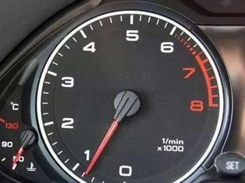 为什么凉车刚打着火尾气味特别大？是有积碳了吗？