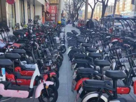 电动车电量明明充满了，为何一加速掉两格电？修车师傅说出了实情