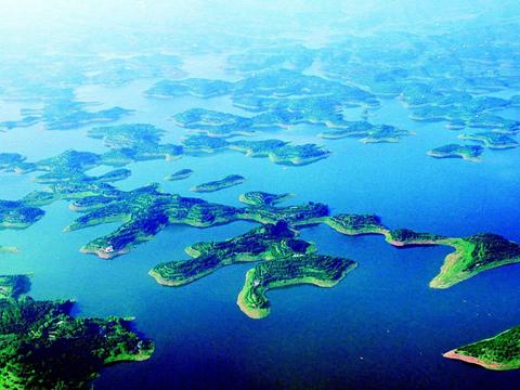 重庆有一处湖泊景点，岛屿围成天然“寿”字，是重庆的中心花园