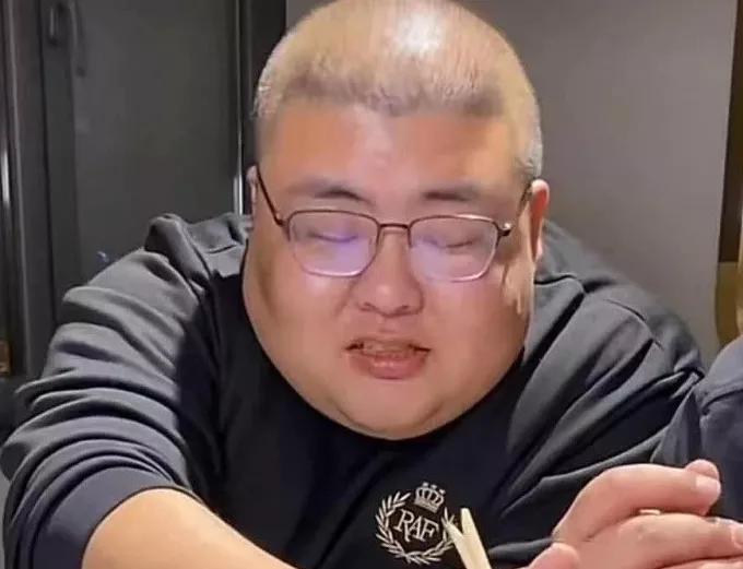 29岁吃播网红猝死,生前暴饮暴食体重320斤,热衷打卡明星店|泡泡龙|打卡|猝死_新浪新闻