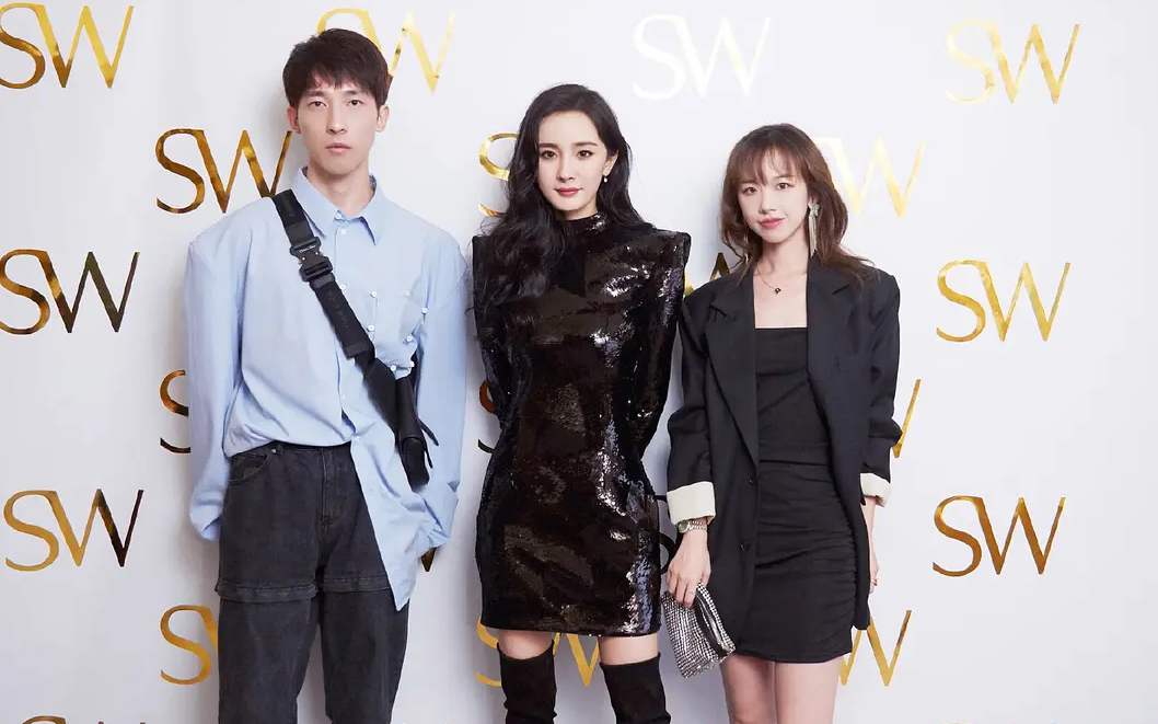 明星和网红同框：赵丽颖五官精致，梅婷素颜扛打，关晓彤巴掌脸