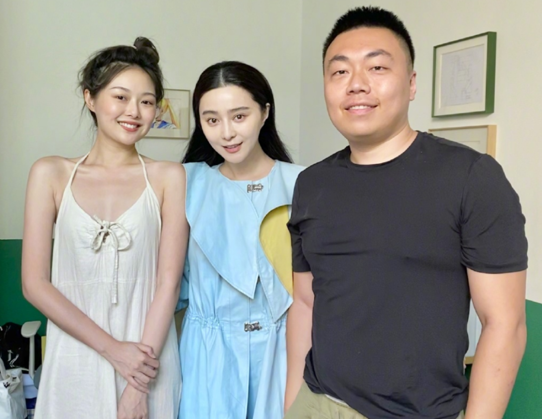 明星和网红同框：赵丽颖五官精致，梅婷素颜扛打，关晓彤巴掌脸