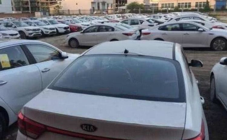 又一合资车“扛不住”了！库存车堆满仓库，网友：自作自受！