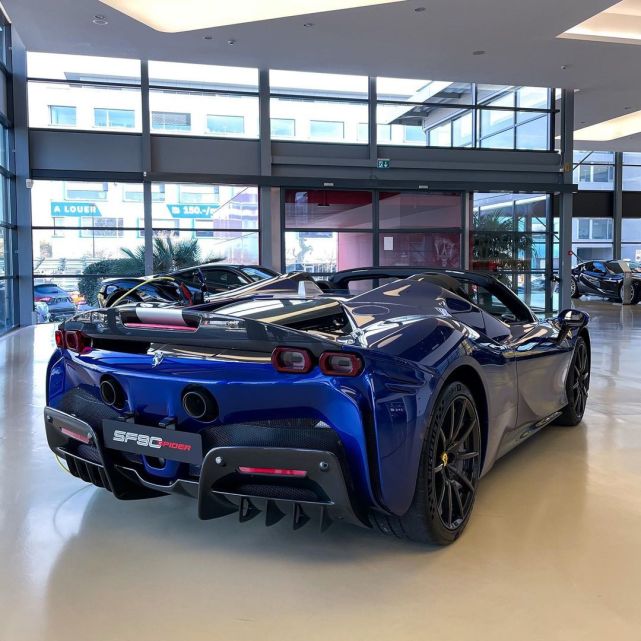 全新法拉利SF90 Spider 奢华的跑车