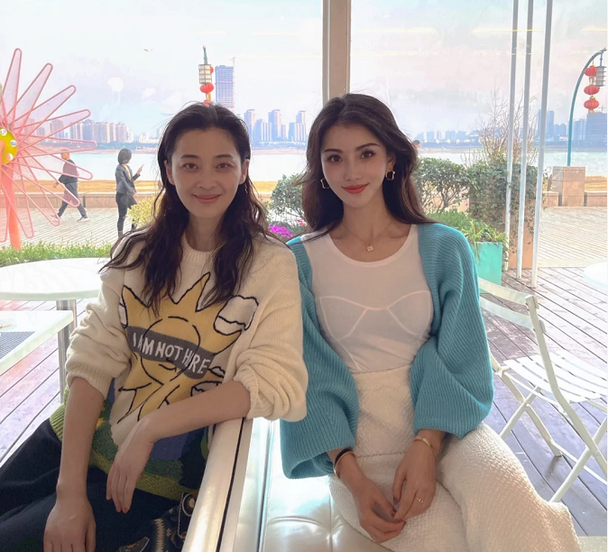 明星和网红同框：赵丽颖五官精致，梅婷素颜扛打，关晓彤巴掌脸